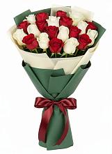 Букет Микс из красных и белых роз в Скоропусковском
