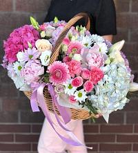 Композиция солнечный день в Скоропусковском Цветочная композиция из Розы, Хризантемы, Пионы и Лизиантусы в корзине в Скоропусковском