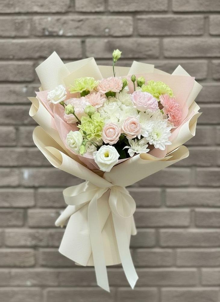 Букет цветов из: Гвоздики, Розы, Лизиантусы и Хризантемы в Скоропусковском