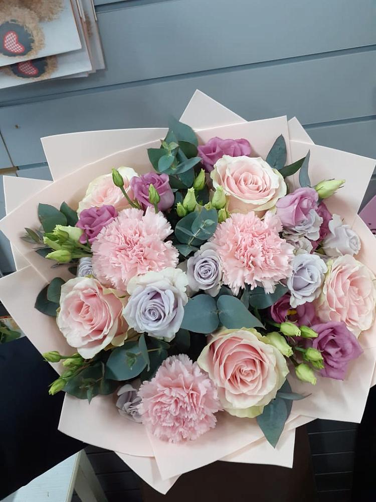 Букет цветов из: Розы, Гвоздики и Лизиантусы в Скоропусковском