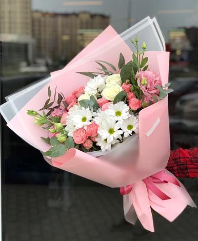 Букет цветов из: Розы, Лизиантусы и Хризантемы в Скоропусковском